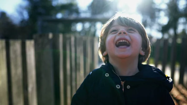 Een Kleine Jongen Authentieke Echte Leven Lachen Lachen Gelukkig Kind — Stockfoto
