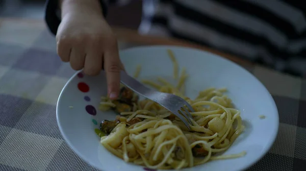 Dziecko Jedzące Spaghetti Samemu Jeden Mały Chłopiec Makaron Widelcem — Zdjęcie stockowe