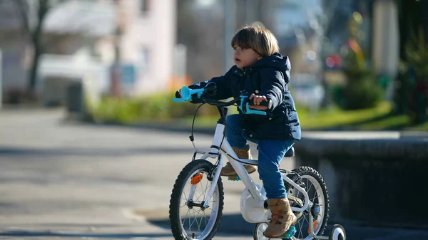 Bicicleta Infantil Durante Temporada Invierno Parque Ciudad Kid Ciclista Aprendiendo — Foto de Stock