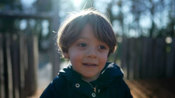 Retrato Uma Criança Bonita Sorrindo Para Câmera Lado Fora Durante — Fotografia de Stock