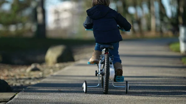 Дитина Їде Велосипеді Міському Парку Повернення Активного Маленького Хлопчика Вулицю — стокове фото