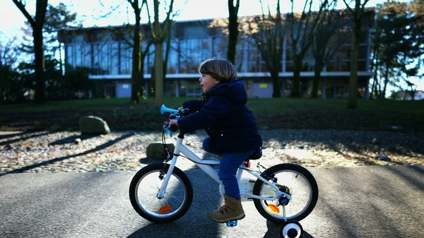 Дитячий Велосипед Вулиці Під Час Сонячного Осіннього Сезону Одна Дитина — стокове фото