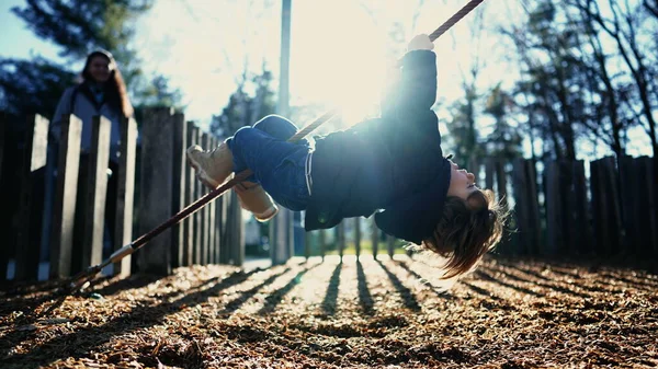 Een Jongetje Houdt Zich Ondersteboven Speelplaats Kind Speelt Buiten Het — Stockfoto