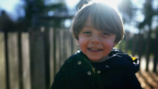 Ein Kleiner Junge Lacht Und Lächelt Glückliche Kindergesicht Nahaufnahme Steht — Stockfoto