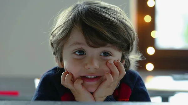 Retrato Menino Bonito Closeup Rosto Sorrindo Feliz Menino Anos Com — Fotografia de Stock