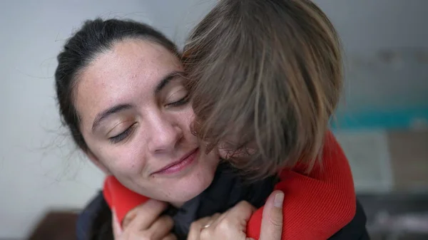 Kochający Związek Matki Dziecka Rodzic Mały Chłopiec Się Przytulają Autentyczne — Zdjęcie stockowe