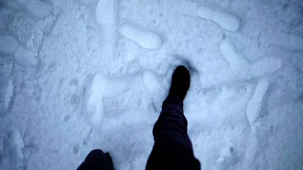 Nogi Spacerujące Śniegu Pov Perspektywa Butów Wchodzących Sezonie Zimowym Świeżym — Zdjęcie stockowe