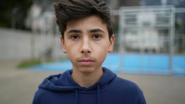 Один Портрет Молодого Хлопчика Крупним Планом Стоїть Вулиці Міському Парку — стокове фото