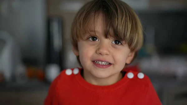 Porträtt Glad Liten Pojke Närbild Ansikte Ler Mot Kameran Äkta — Stockfoto