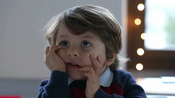 Один Вдумливий Маленький Хлопчик Рукою Підборідді Мислення Портрет Милої Дитини — стокове фото
