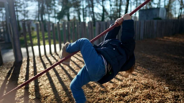 Sonnigen Wintertagen Hängt Ein Aktives Kind Kopfüber Auf Dem Spielplatz — Stockfoto