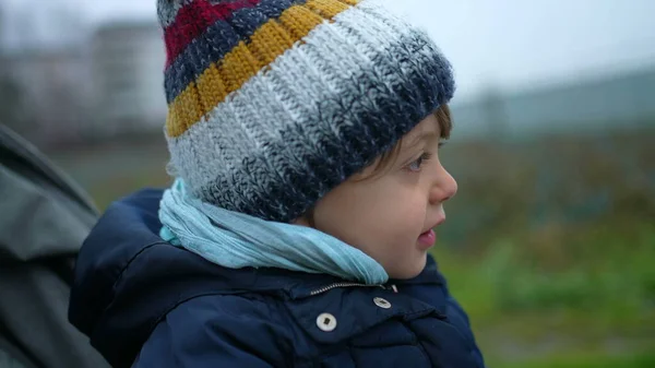 Bambino Felice Che Indossa Vestiti Invernali Sorridendo Genitori Mentre Passeggia — Foto Stock