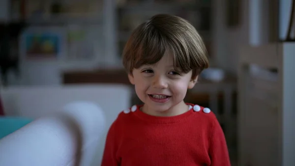 一个快乐的小男孩的肖像特写镜头站在家里客厅里 2岁穿着红毛衣的孩子 — 图库照片