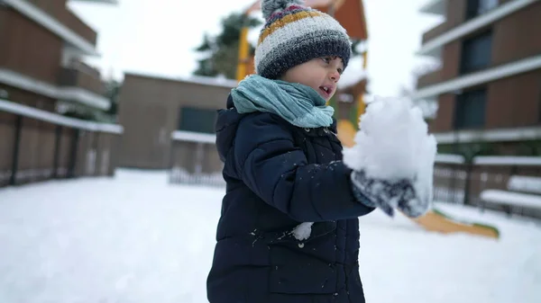 Ένα Χαρούμενο Αγοράκι Που Παίζει Χιόνι Χειμερινή Περίοδο Παιδί Μαζεύει — Φωτογραφία Αρχείου