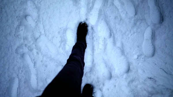 Piedi Che Camminano Sulla Neve Pov Prospettiva Stivali Che Fanno — Foto Stock