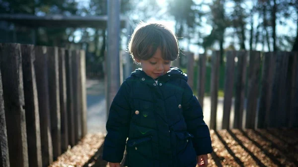 Одна Красива Дитина Зимовій Куртці Стоїть Вулиці Міському Парку Під — стокове фото