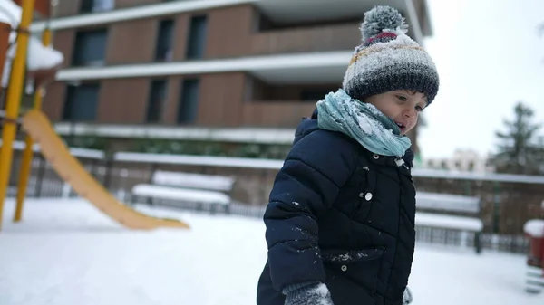 Ένα Χαρούμενο Μικρό Αγόρι Στέκεται Έξω Στο Χιόνι Κατά Διάρκεια — Φωτογραφία Αρχείου