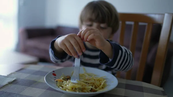 Rapazinho Giro Comer Uma Refeição Esparguete Criança Come Macarrão Sozinha — Fotografia de Stock