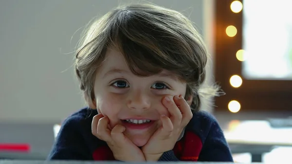 一个可爱的小男孩的肖像特写镜头面带微笑 快乐的两岁男孩 手牵着下巴 — 图库照片
