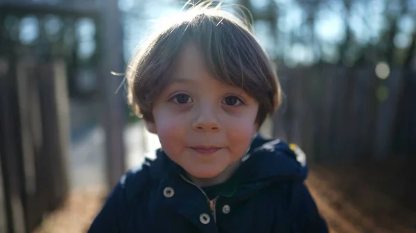 Ein Fröhlicher Kleiner Junge Posiert Einem Sonnigen Herbsttag Draußen Park — Stockfoto