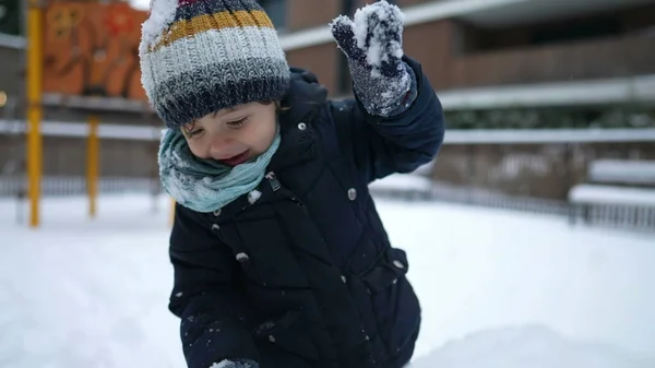 Ένα Χαρούμενο Μικρό Αγόρι Στέκεται Έξω Στο Χιόνι Κατά Διάρκεια — Φωτογραφία Αρχείου