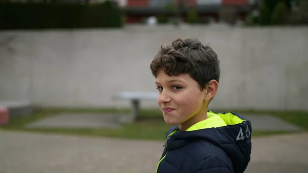 Egy Jóképű Fiatal Fiú Áll Kint Városligetben Téli Szezonban Komoly — Stock Fotó