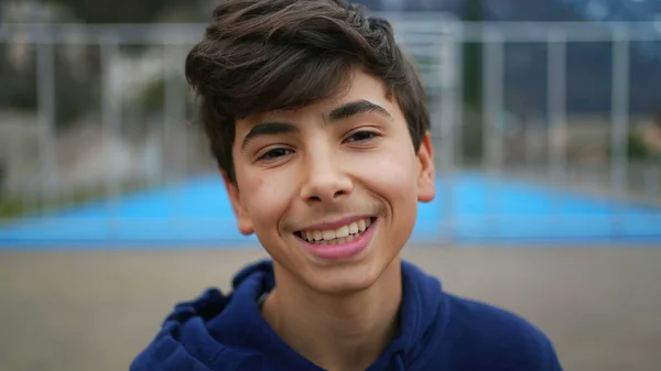 Portret Uśmiechniętego Nastolatka Męski Nastolatek Stojący Parku Patrzący Kamerę Zbliżenie — Zdjęcie stockowe