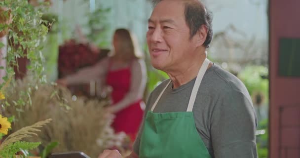 One Happy Asian Man Looking Tablet Device Commercial Shop Person — Stock Video