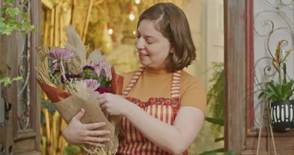 Happy Florist Wearing Bouquet Flowers Portrait Female Staff Wearing Apron — Video