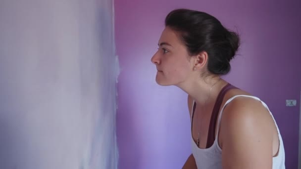 Πρόσωπο Σπίτι Τοίχο Ρολό Χρώμα Γυναίκα Κάνει Ανακαίνιση Σπίτι Ζωγραφική — Αρχείο Βίντεο