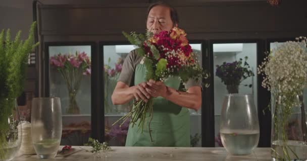 Empresario Japonés Mayor Creando Hermoso Ramo Dentro Tienda Flores — Vídeos de Stock