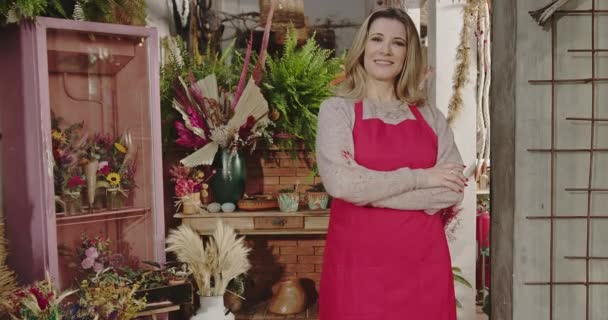 Portrait Female Business Owner Small Flower Shop Wearing Apron Arms — Vídeo de Stock