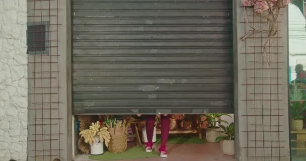 Dükkanın Önünde Kadın Girişi Bağımsız Kadın Küçük Işletme Sahibi Orta — Stok video