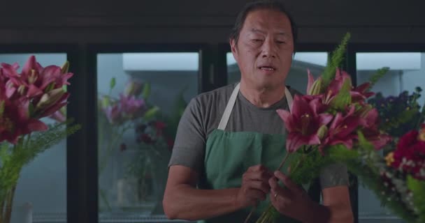 Male Japanese Employee Bouquet Artist Creating Flower Arrangement Online Delivery — Stock video