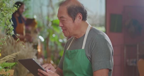 Ein Gestandener Japanischer Kleinunternehmer Einzelhandel Überprüft Den Tablet Bestand Berufsbesetzungskonzept — Stockvideo