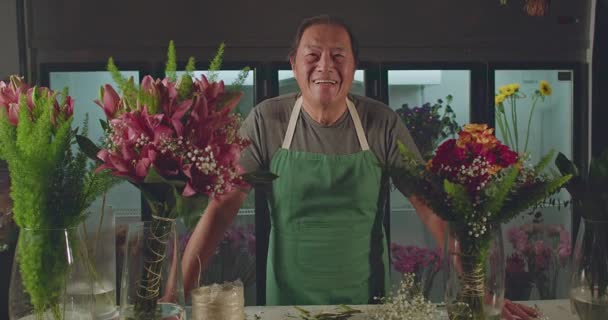 Starší Malý Podnikatel Japonského Etnika Usmívá Před Kamerou Stojící Pracovišti — Stock video