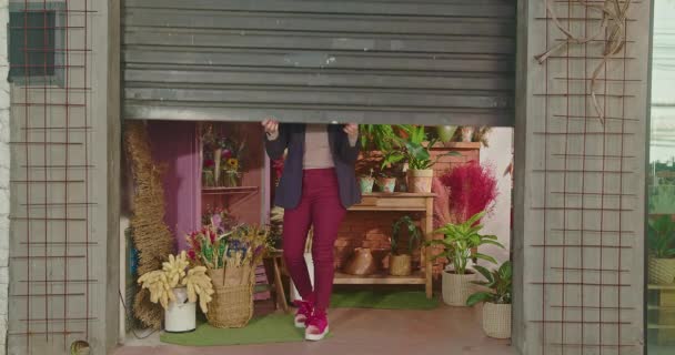 Unternehmerin Öffnet Eingangstür Eines Kleinen Blumenladens Offen Für Geschäftskonzept Laden — Stockvideo