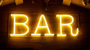 Sarı renkli reklamcılık sektöründe el hareketinde iş girişinde bar floresan ışığı tabelası.