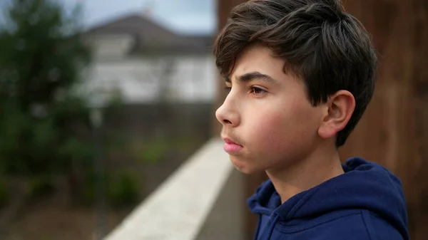 Omtänksam Tonårspojke Utanför Närbild Ansikte Kontemplativ Ung Pojke Person Som — Stockfoto