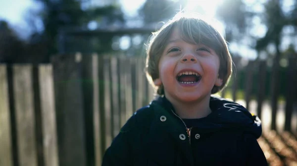 Menino Autêntico Vida Real Rir Sorrir Criança Feliz Rosto Closeup — Fotografia de Stock