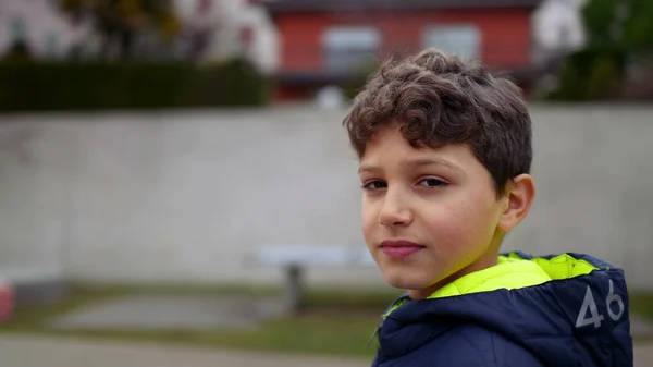 Dışarıdaki Genç Çocuk Izleme Çekiminde Kameraya Bakıyor Erkek Çocuk Portresi — Stok fotoğraf