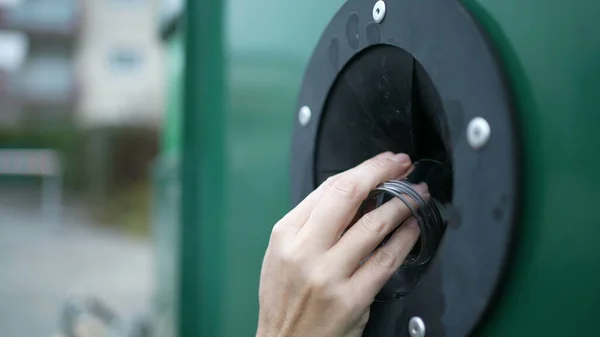 Pessoa Reciclagem Vidro Dispensador Closeup Mão Colocando Garrafa Dentro Reciclar — Fotografia de Stock