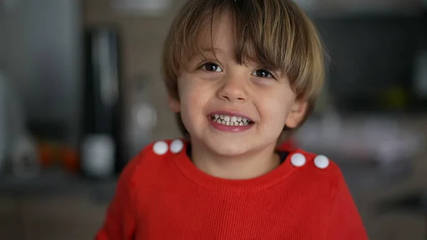 Portrét Šťastného Malého Chlapce Jak Usmívá Kamery Pravý Skutečný Život — Stock fotografie