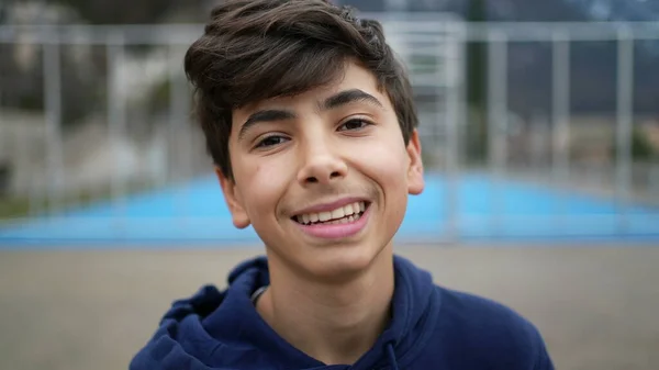 Egy Boldog Fiatal Fiú Portréja Amint Mosolyog Kamera Előtt Szoros — Stock Fotó