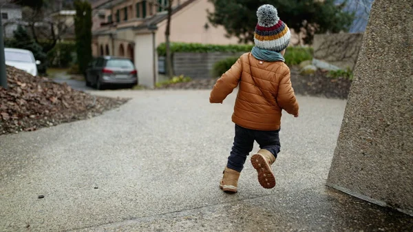 Tył Dziecka Biegnącego Zewnątrz Miejskim Korytarzu Parku Zimowej Odzieży Dziecko — Zdjęcie stockowe