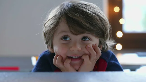 Uma Linda Criança Anos Posando Para Câmera Closeup Rosto Lindo — Fotografia de Stock