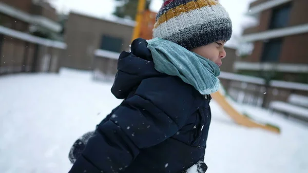 Menino Feliz Brincando Com Neve Durante Temporada Inverno Criança Pegando — Fotografia de Stock