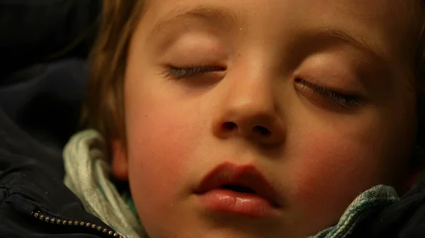 Portret Śpiącego Dziecka Podczas Podróży Pociągiem Mały Chłopiec Głębokiej Drzemce — Zdjęcie stockowe