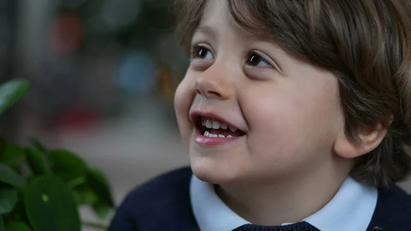 Один Счастливый Маленький Портрет Мальчика Крупным Планом Двухлетний Малыш Улыбается — стоковое фото