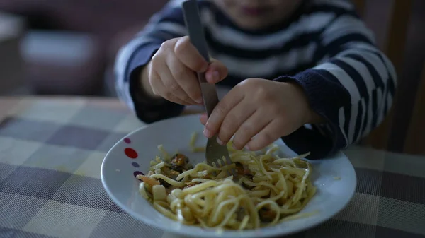Küçük Şirin Bir Çocuk Spagetti Yiyor Çocuk Tek Başına Erişte — Stok fotoğraf